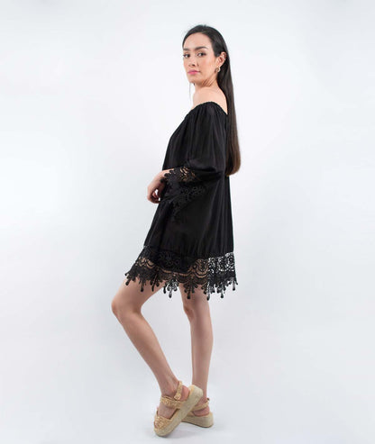 Tunique Jakart noir à col rond et détails dentelles sur les manches de coté