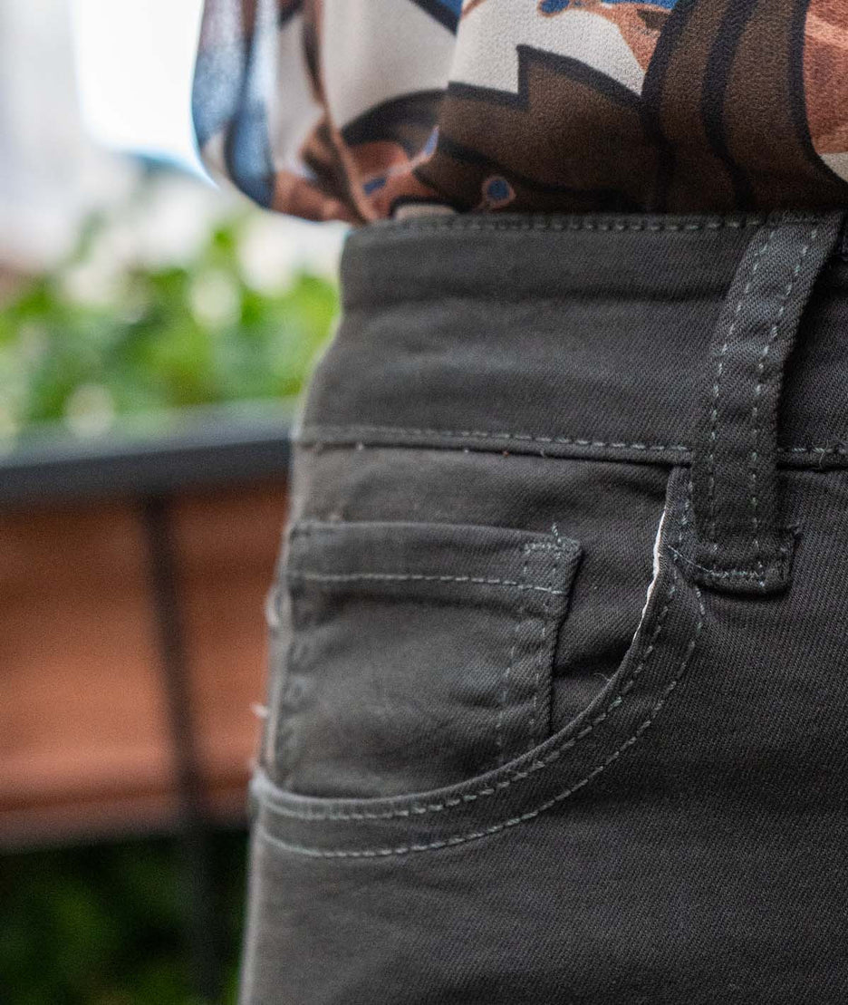 Pantalon droit Lotus couleur vert détail poche