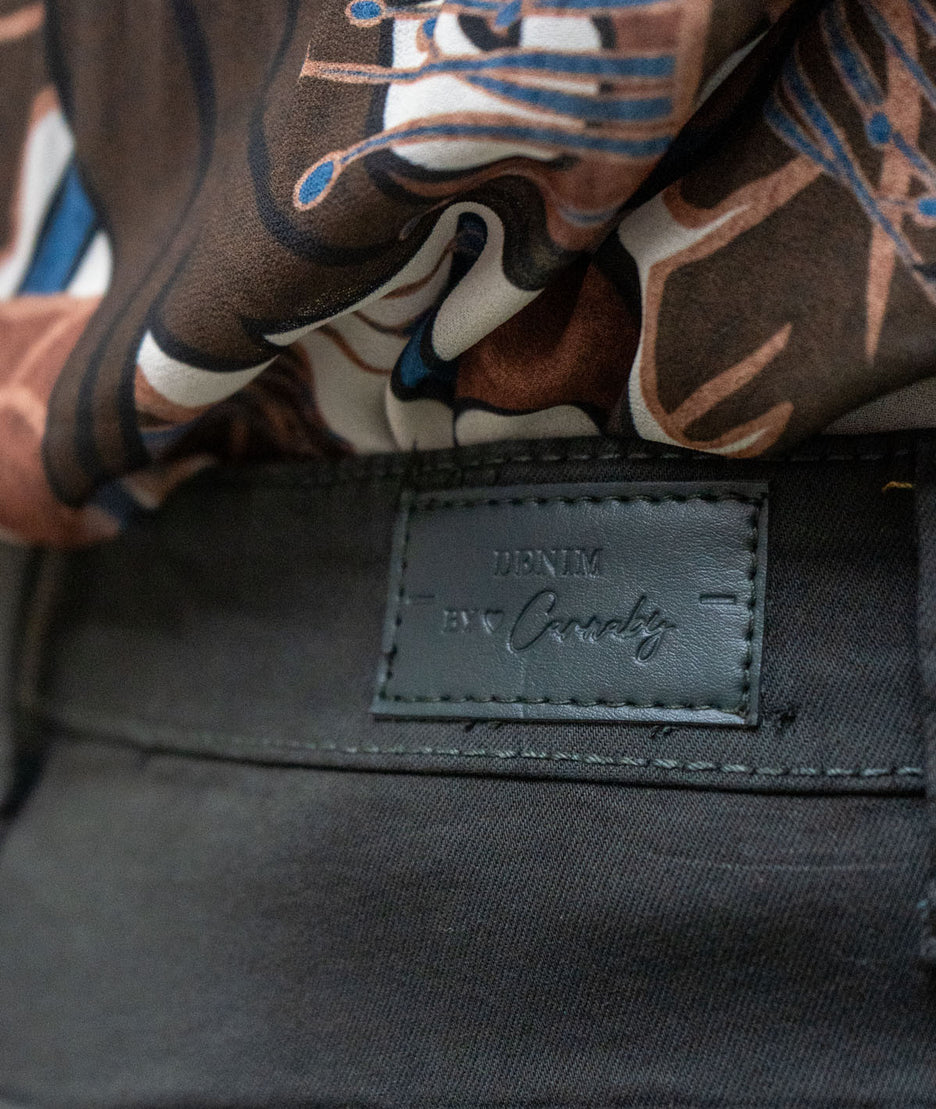 Pantalon droit Lotus couleur vert détail étiquette