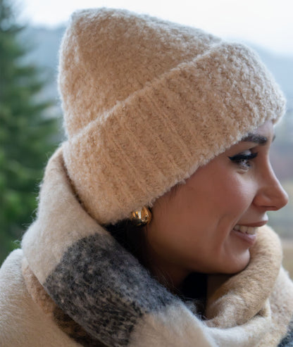 Bonnet en maille bouclée beige de coté