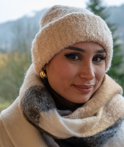 Bonnet en maille bouclée beige de face