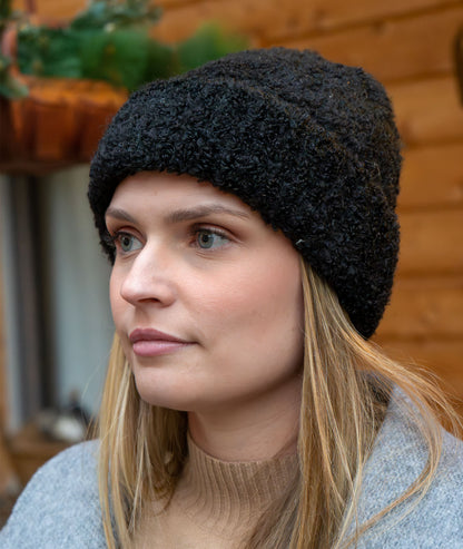 Bonnet en maille bouclée noir de coté
