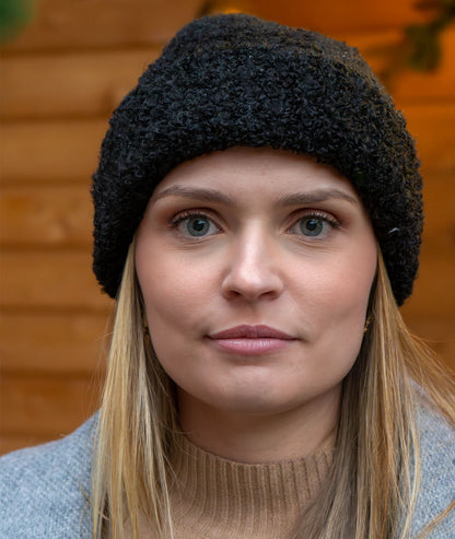 Bonnet en maille bouclée noir de face