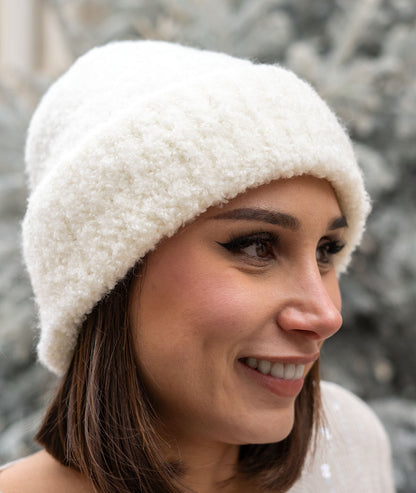 Bonnet en maille bouclée blanc de face
