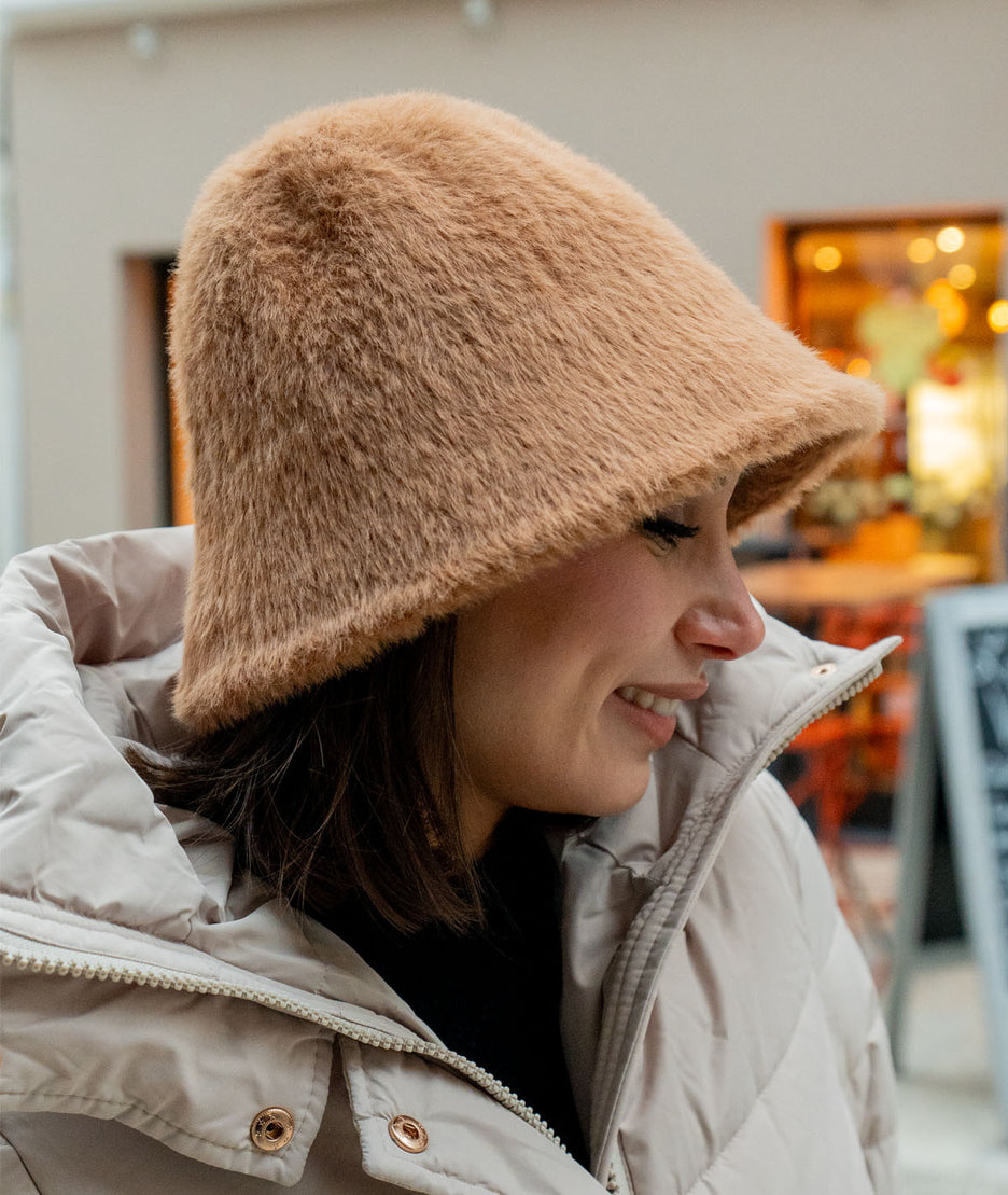 Bob en fausse fourrure camel de coté