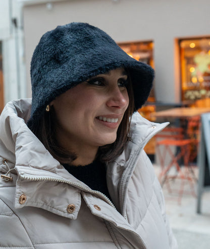 Bob en fausse fourrure noir de face