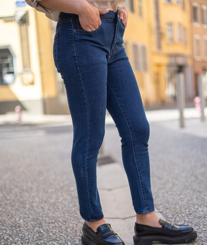 Jean brut slim femme côté