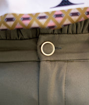 Pantalon tailleur large Lowa kaki détail bouton