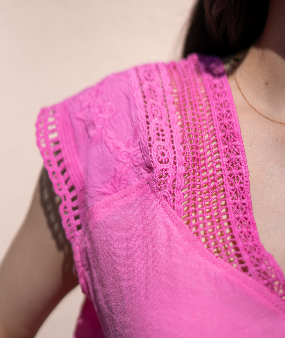 T-shirt à broderies Ajana rose détails