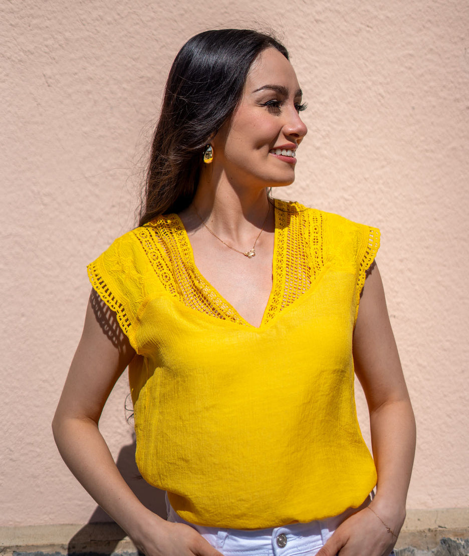 T-shirt à broderies Ajana jaune de face