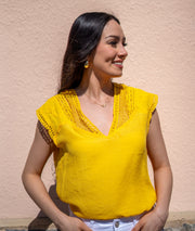 T-shirt à broderies Ajana jaune de face