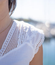 T-shirt à broderies Ajana blanc détails