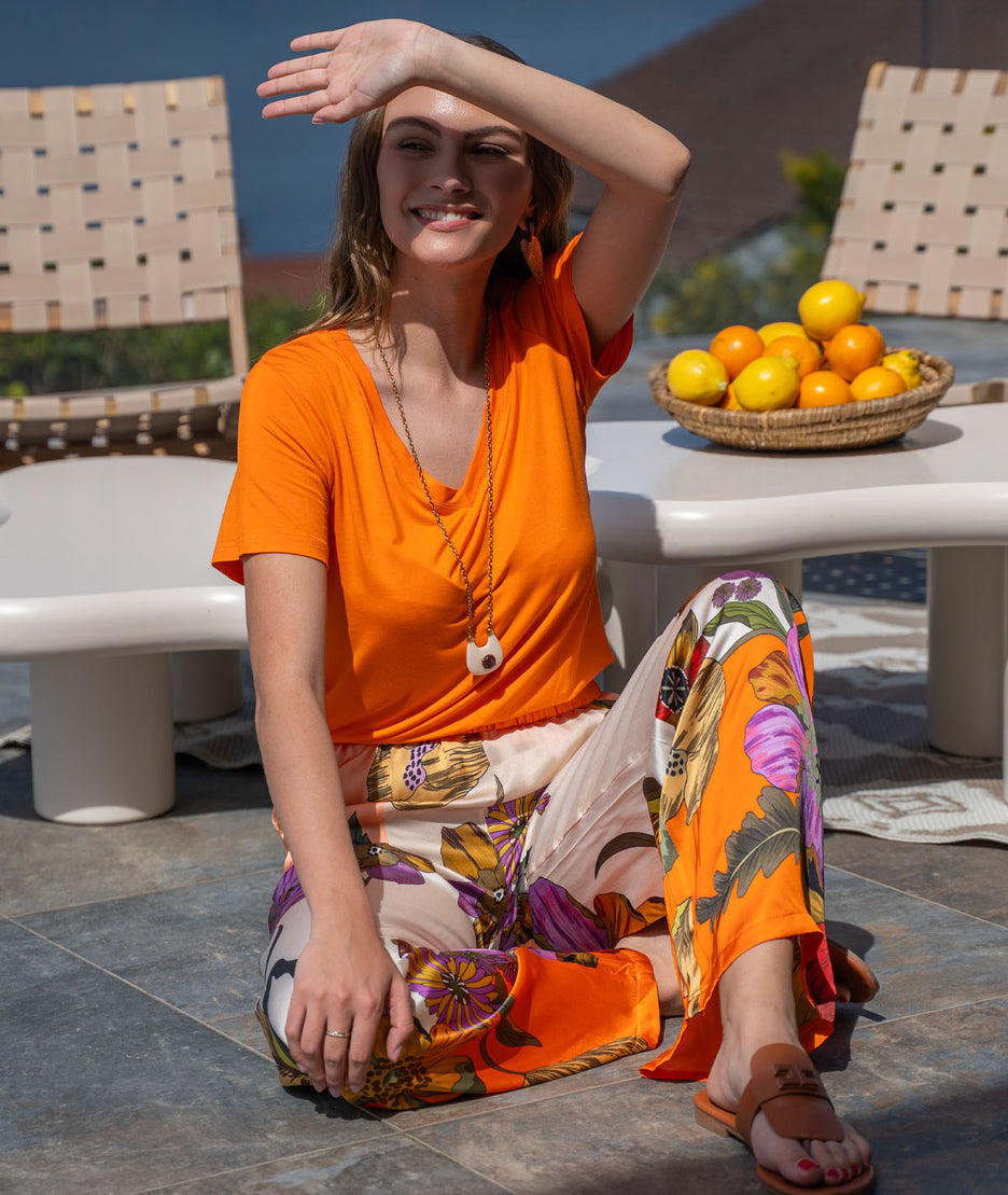 Pantalon effet satin Homa tenue ambiance
