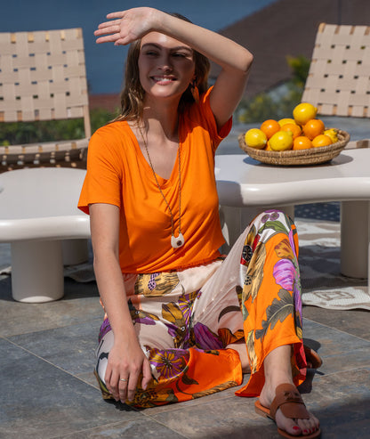 Pantalon effet satin Homa tenue ambiance