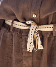 Pantalon 100% lin coupe carotte choco détails