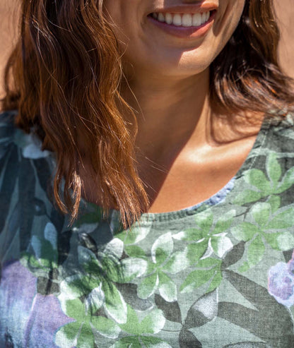 Robe courte motif fleuri kaki détails