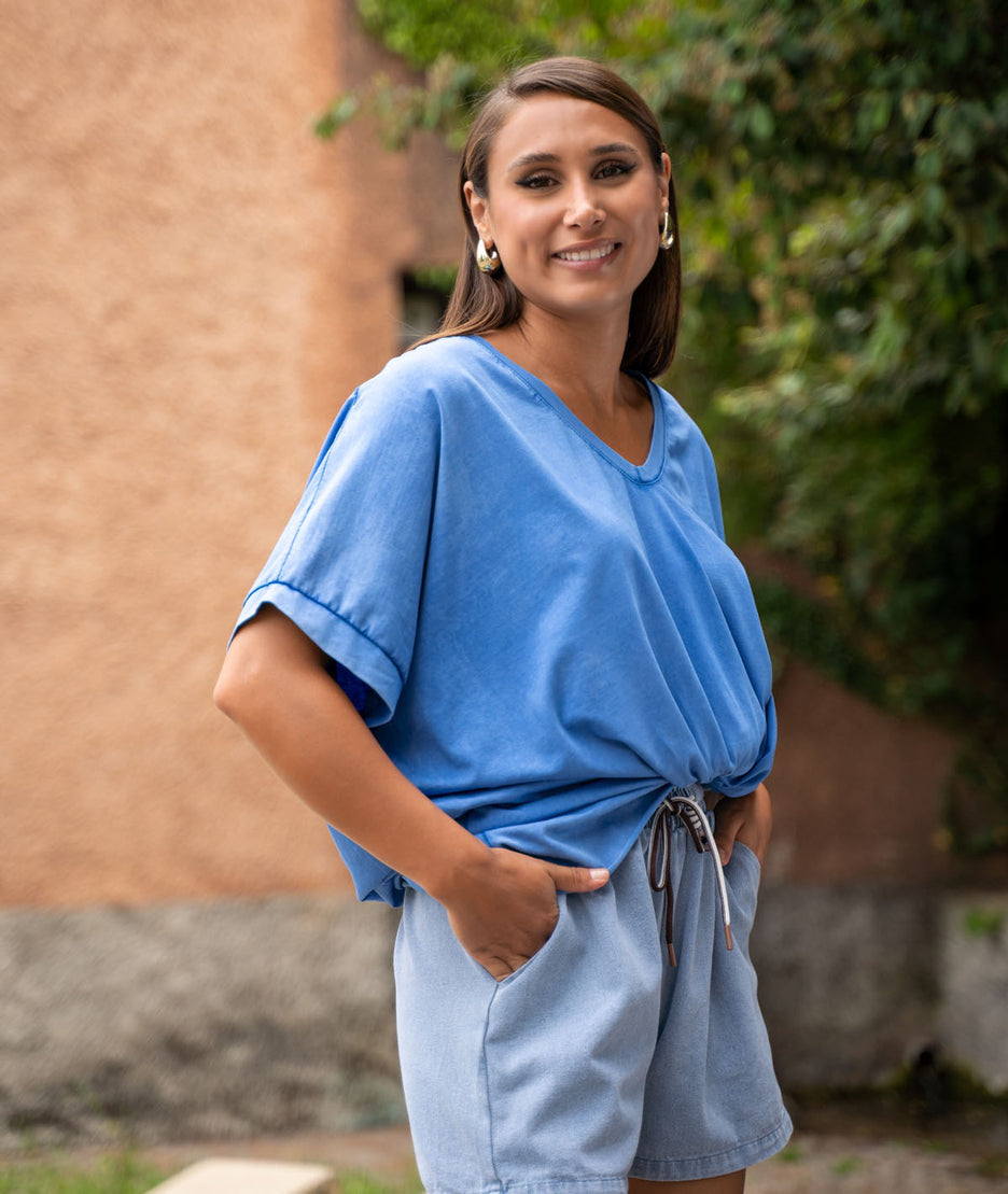 T-shirt ample bleu coté