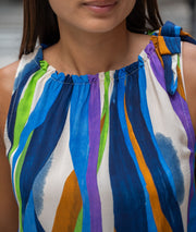 Robe courte fluide à imprimé bleu détail col