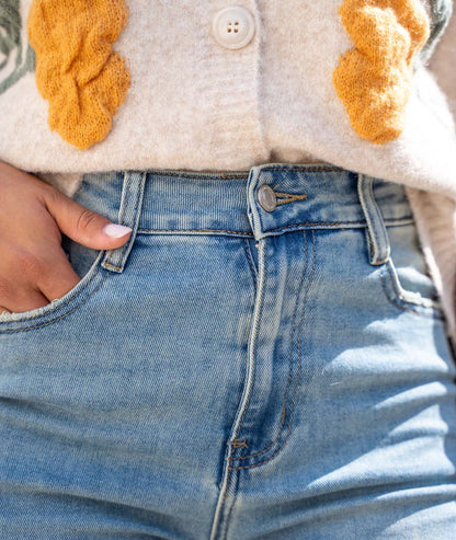 Jean bleu clair femme slim droit taille haute effet usé détail avant