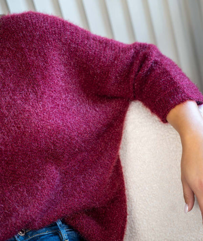 Pull en maille col V bordeau détails