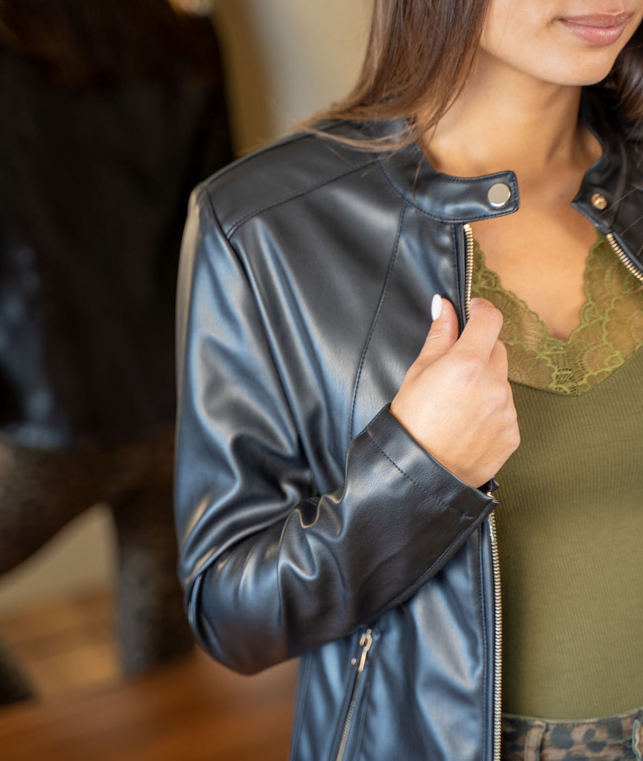 Veste en simili Calva noir détails