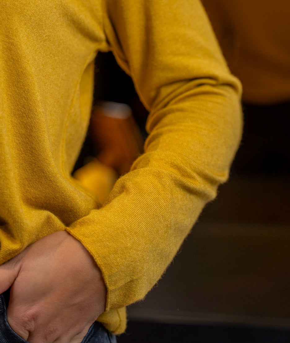 Pull Agile col V détail manche