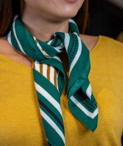 Foulard carré à motifs vert détails