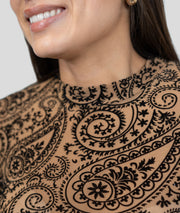 T-shirt en résille à motif arabesque camel détail col