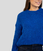 Pull en bouclettes bleu roi détails
