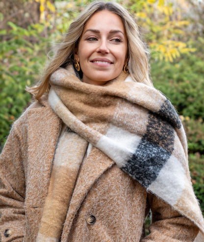 Echarpe large à carreaux Carrie camel face