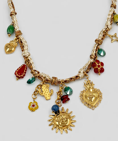 Collier avec breloques Elisa jaune détails