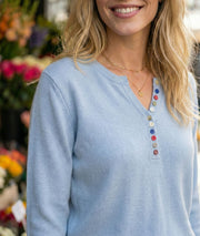 Pull col V détails boutons Suzanna ciel détails