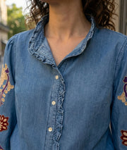Chemise Daisy en jean brodée fleurs détail col
