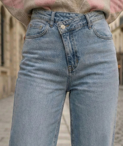 Jean bleu clair taille haute croisée détail