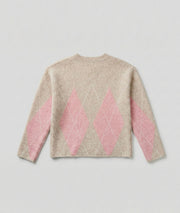 Pull col V jacquard beige & rose à losanges arrière fond gris