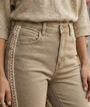 Jean Galon flare beige taille haute détail