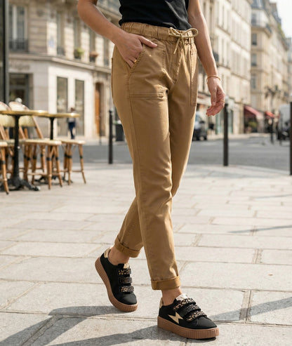 Pantalon beige coupe mom taille élastiquée face avant