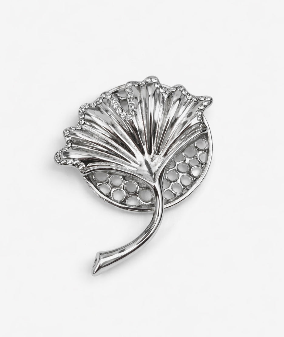 Broche fleur à strass argentée face