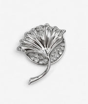 Broche fleur à strass argentée face