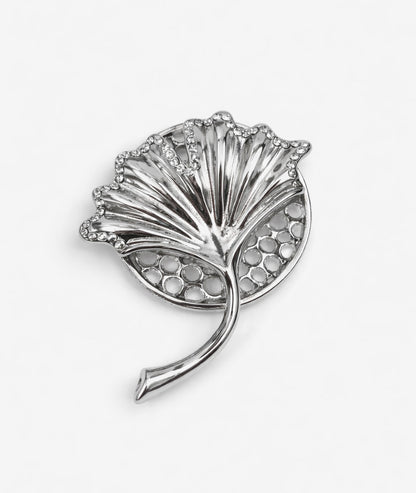 Broche fleur à strass argentée face