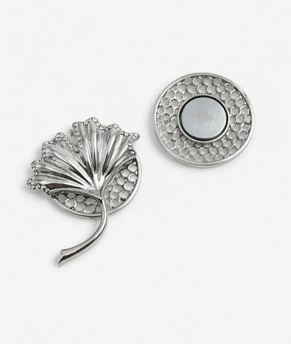 Broche fleur à strass argentée face