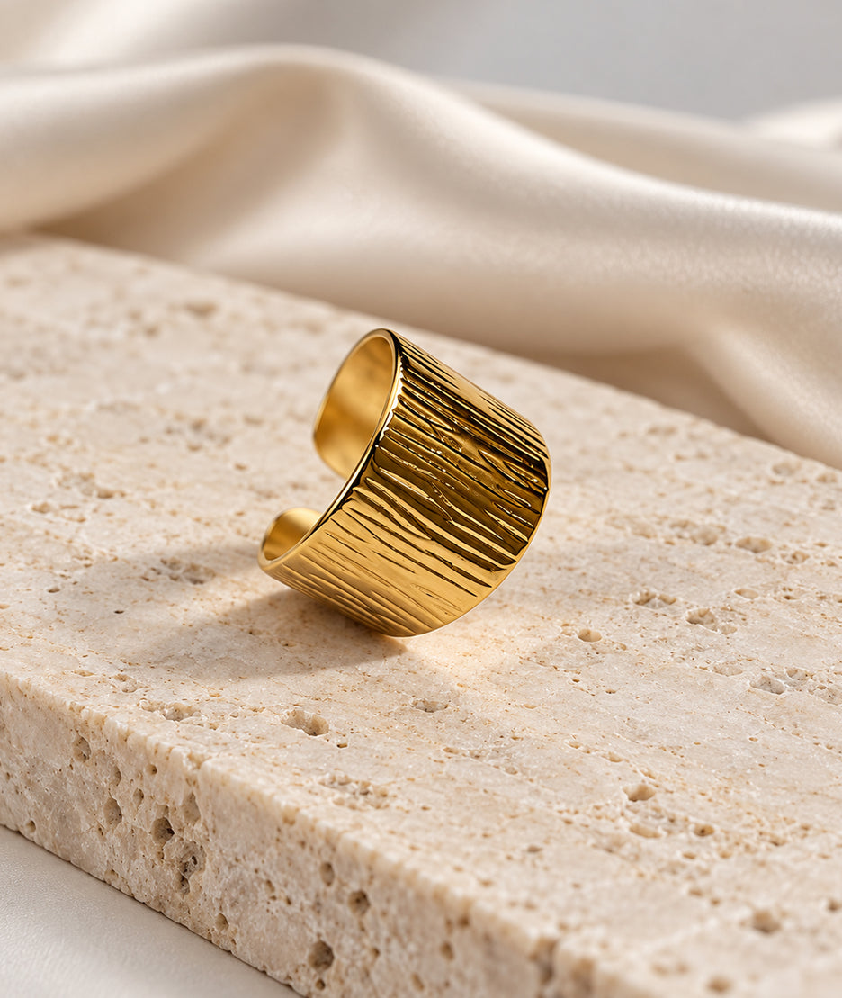 Bague large Dora dorée à effet strié