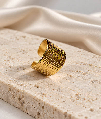 Bague large Dora dorée à effet strié