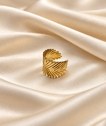 Bague large Feuille dorée à motif géométrique ajouré