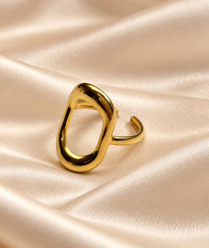 Bague fine ovale goutte dorée ajourée
