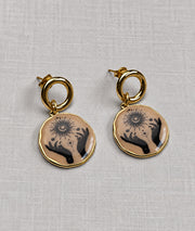 Boucles d'oreilles avec pendentif mains motif solaire