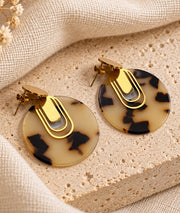 Boucles d'oreilles pendantes femme effet écaille beige et doré
