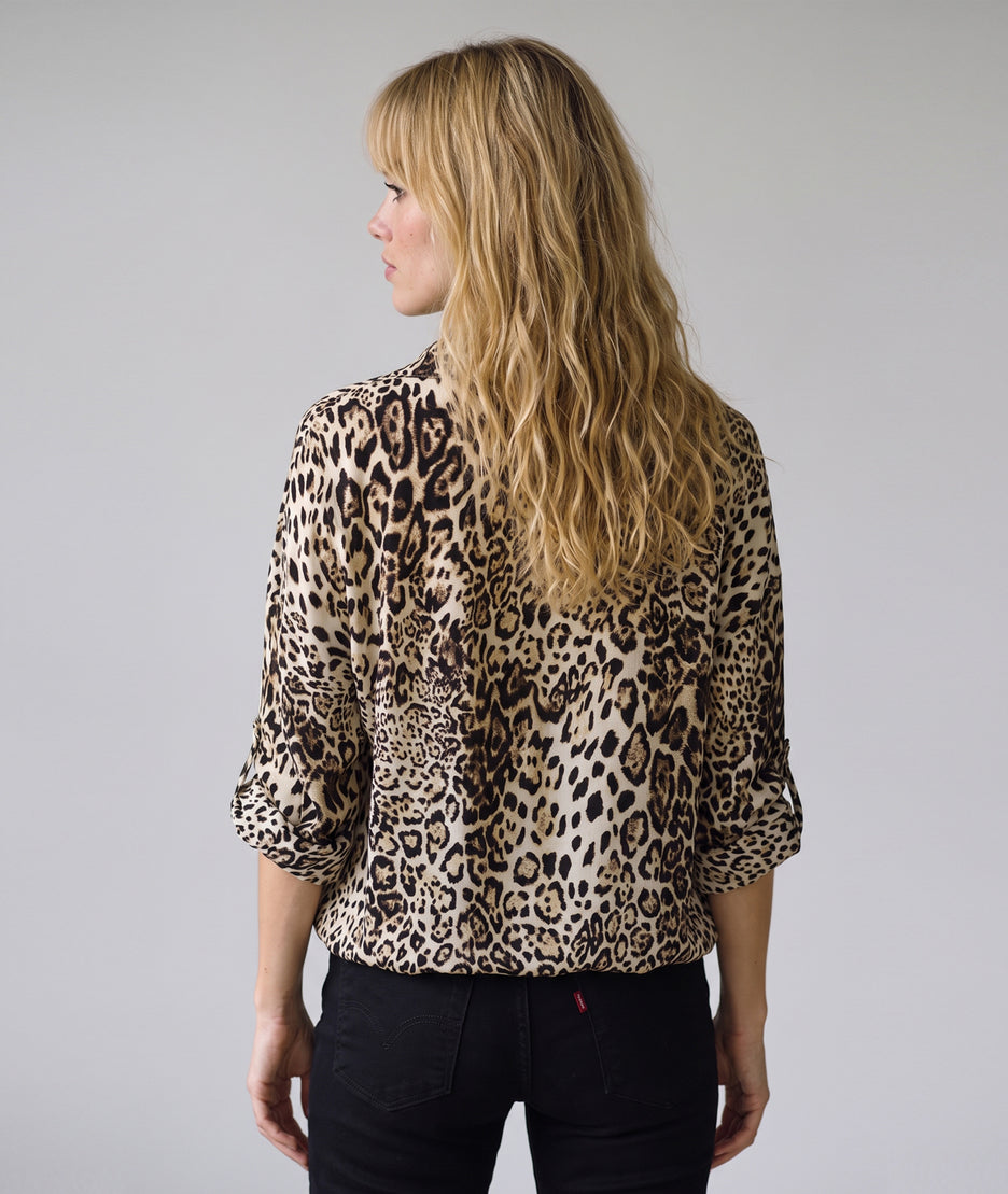 Chemise Claire écru oversize à motif léopard portée de dos — Carnaby