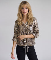 Chemise Claire écru oversize à motif léopard portée de face — Carnaby