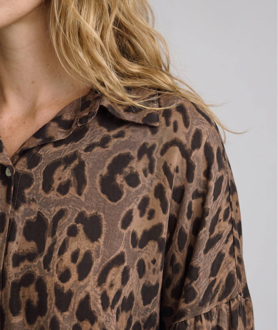 Chemise Dakar chocolat oversize à motif léopard portée détail — Carnaby
